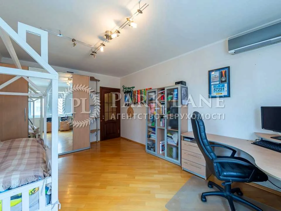 Apartment. Kyiv, Feodosiyskyi Avenue.