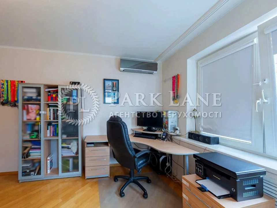 Apartment. Kyiv, Feodosiyskyi Avenue.