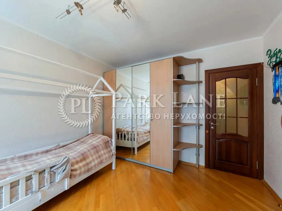Apartment. Kyiv, Feodosiyskyi Avenue.