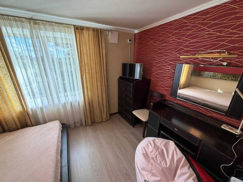 Продам трикімнатну квартиру з євроремонтом у центрі міста
