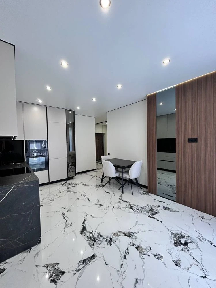 Apartment on University Street