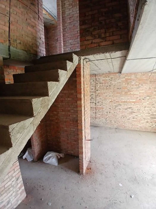 For sale is a townhouse with central communications.
