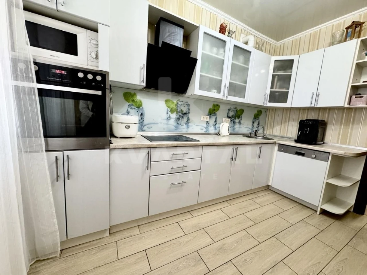 Two-bedroom apartment with balcony. Central Park