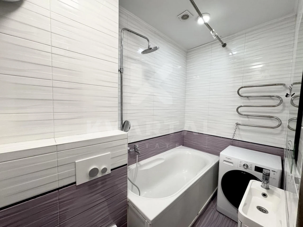 Two-bedroom apartment with balcony. Central Park