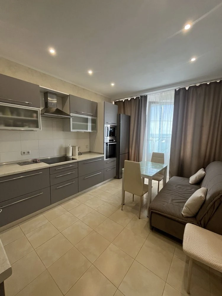 No commission. Selling 1-room apartment with renovation 47 sq m