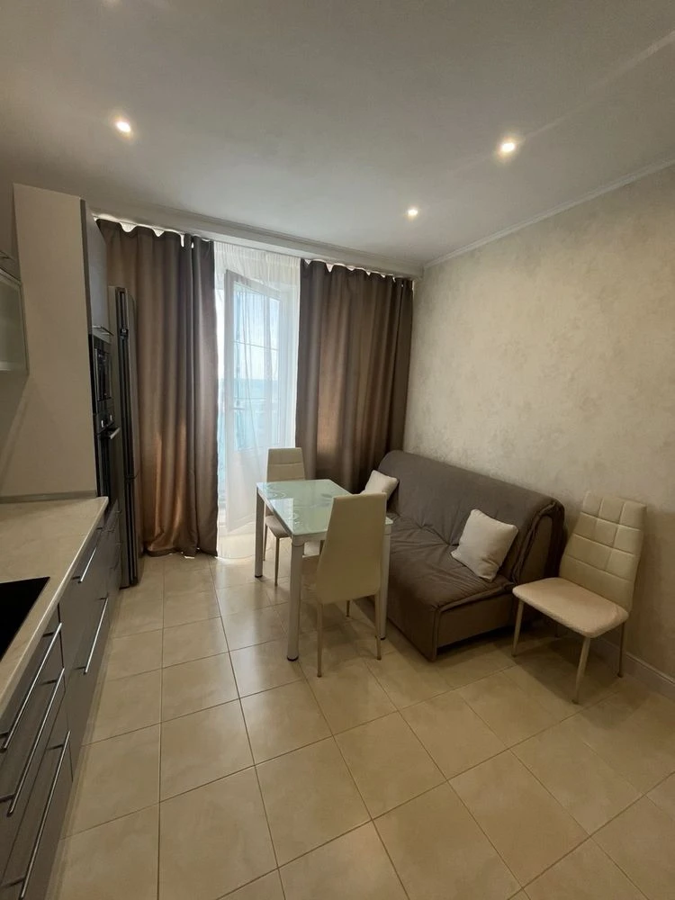 No commission. Selling 1-room apartment with renovation 47 sq m