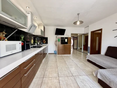Spacious 3-room European-style apartment with renovation for sale. Central Park area.