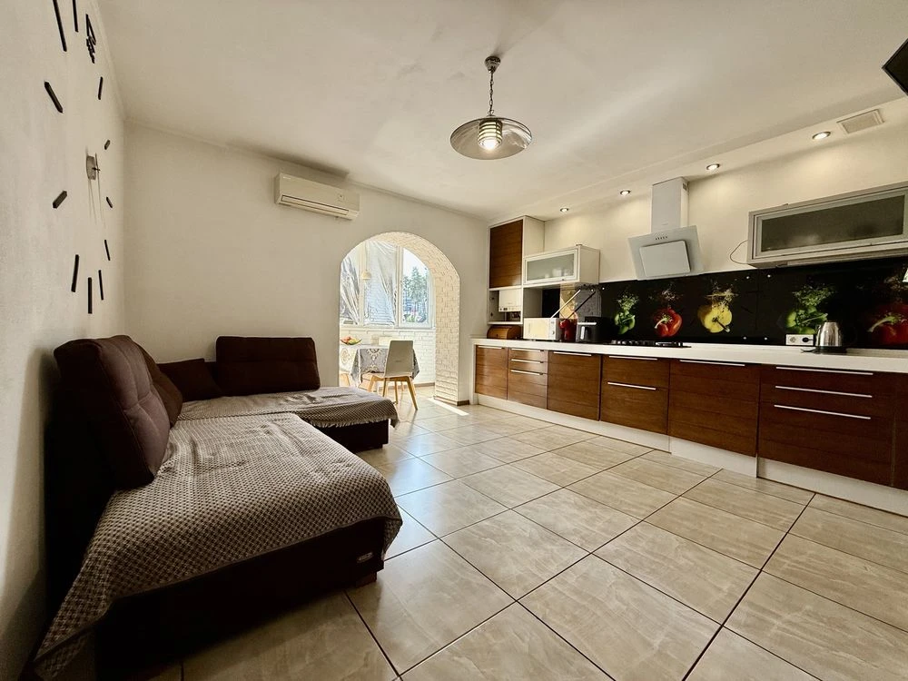 Spacious 3-room European-style apartment with renovation for sale. Central Park area.