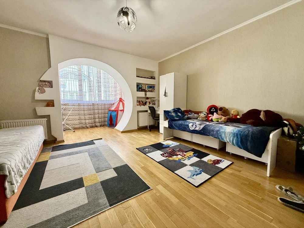 Spacious 3-room European-style apartment with renovation for sale. Central Park area.