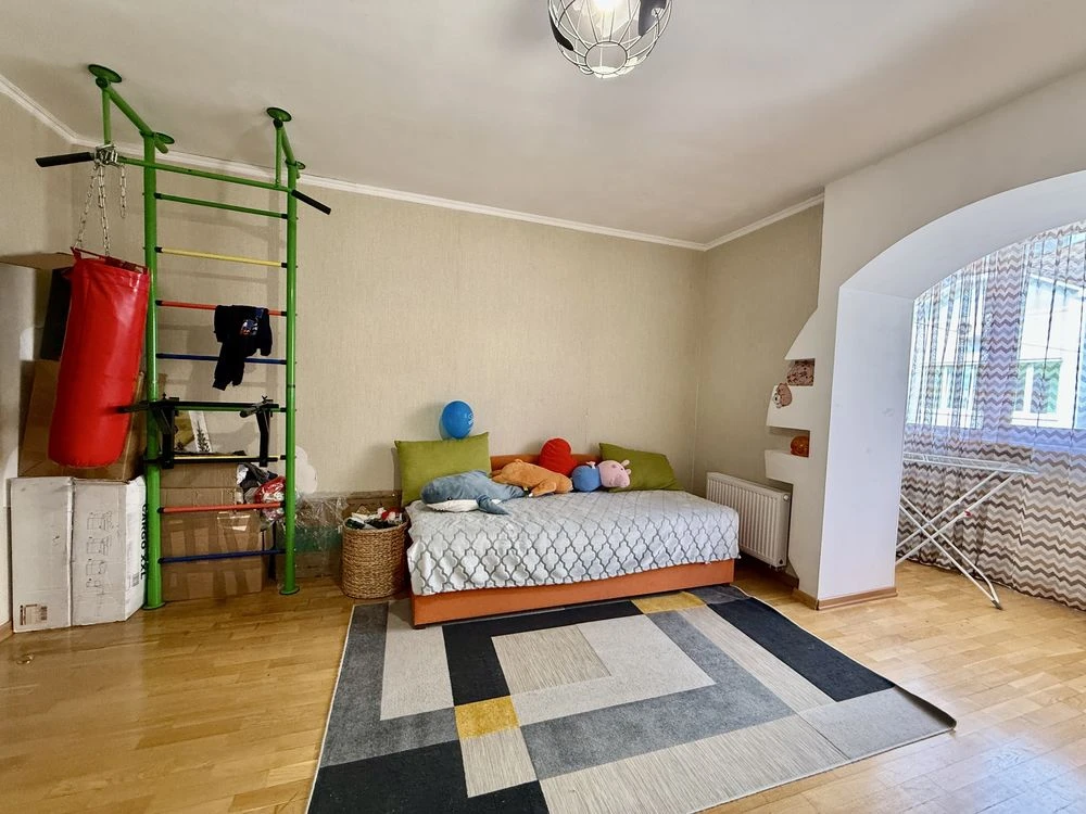 Spacious 3-room European-style apartment with renovation for sale. Central Park area.
