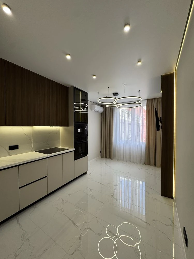 Luxury euro 3-room apartment with custom renovation. Young district