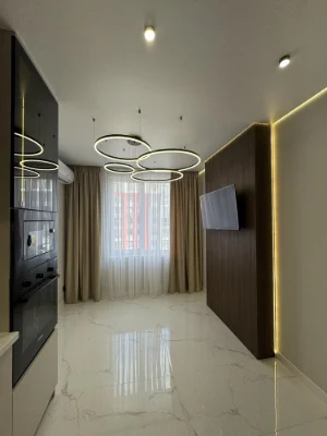 Luxury euro 3-room apartment with custom renovation. Young district
