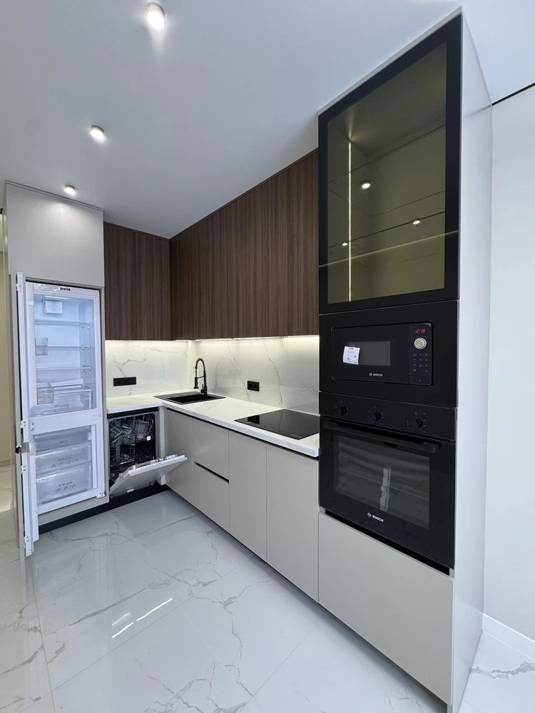 Luxury euro 3-room apartment with custom renovation. Young district