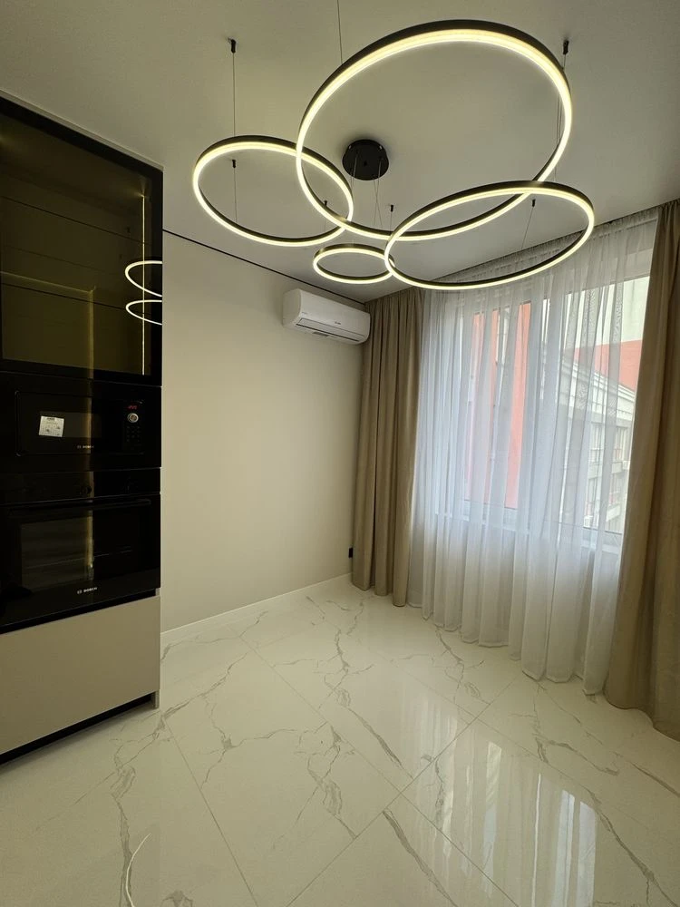 Luxury euro 3-room apartment with custom renovation. Young district