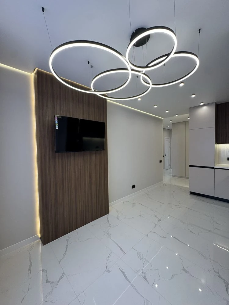 Luxury euro 3-room apartment with custom renovation. Young district