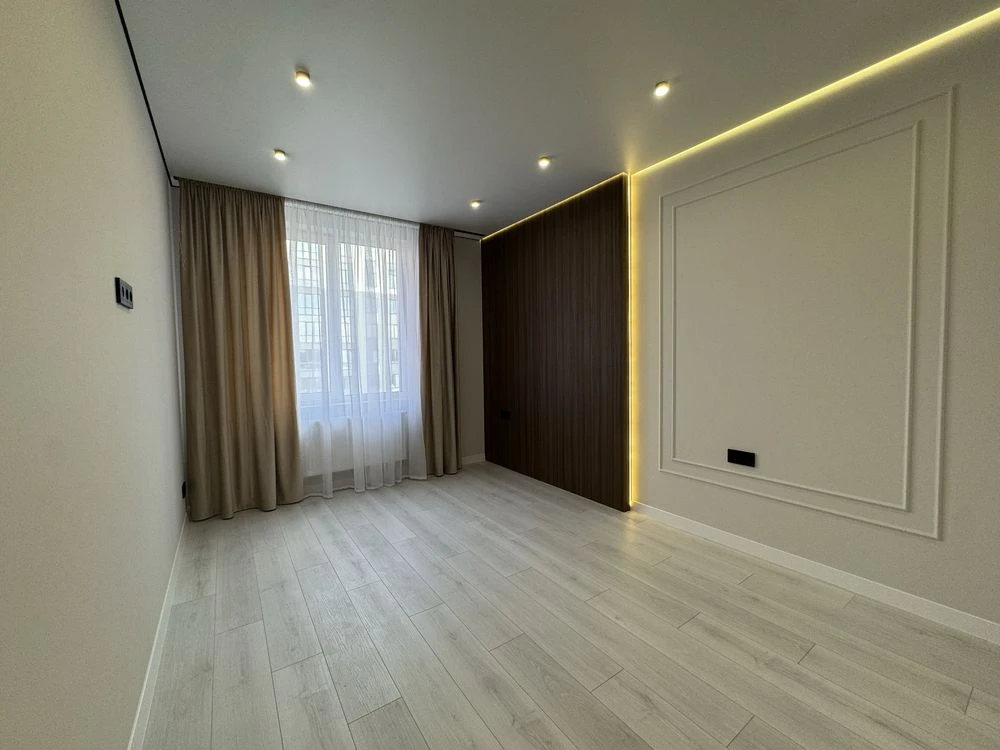 Luxury euro 3-room apartment with custom renovation. Young district