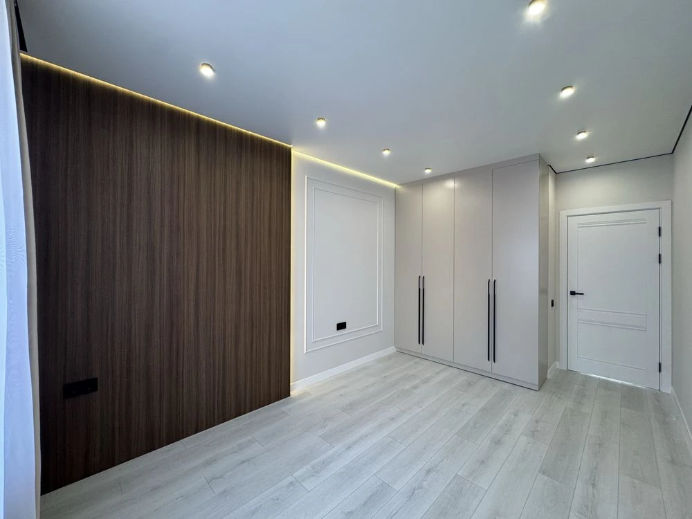 Luxury euro 3-room apartment with custom renovation. Young district