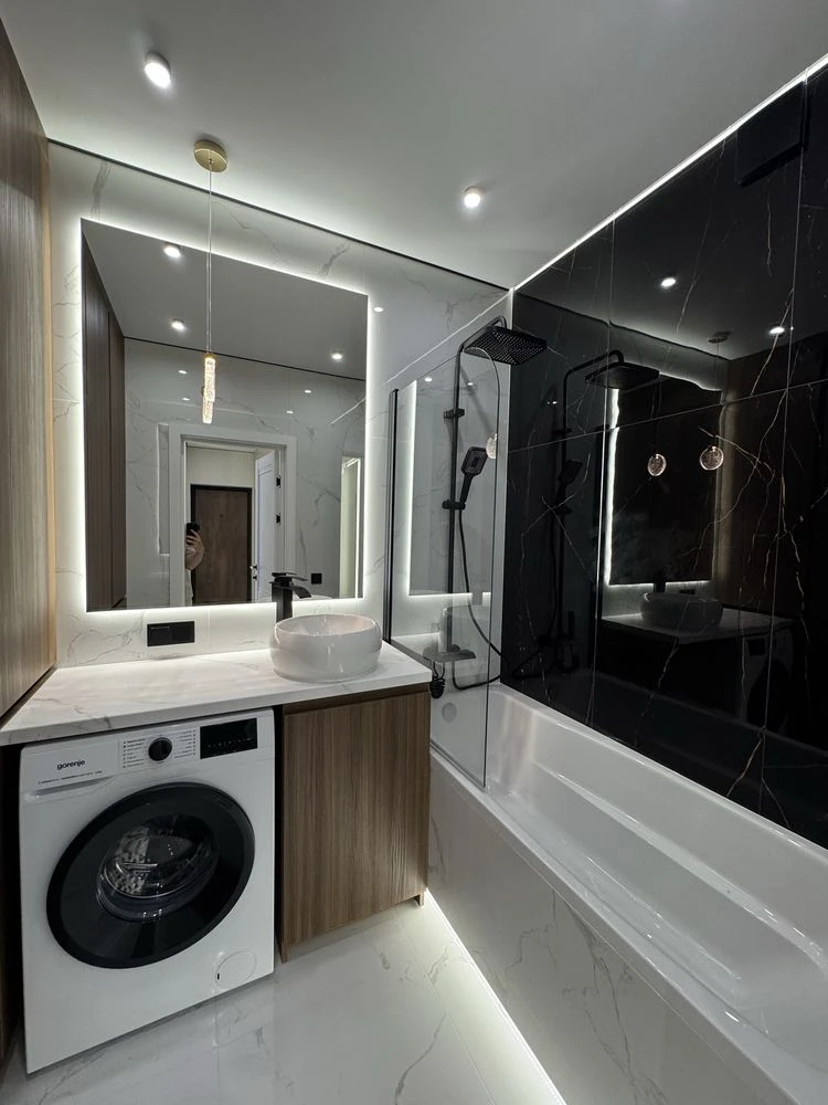 Luxury euro 3-room apartment with custom renovation. Young district