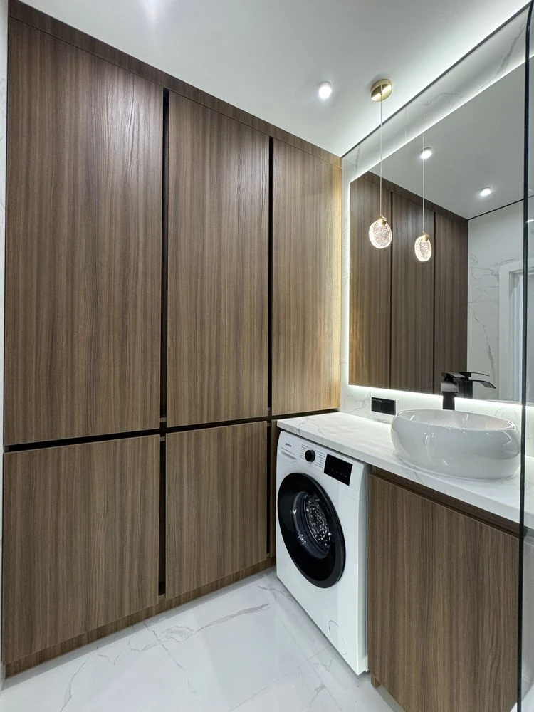 Luxury euro 3-room apartment with custom renovation. Young district