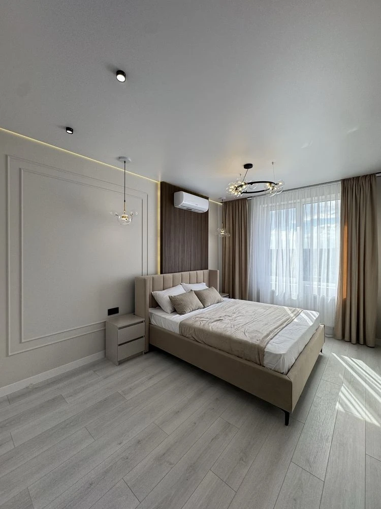 Luxury euro 3-room apartment with custom renovation. Young district