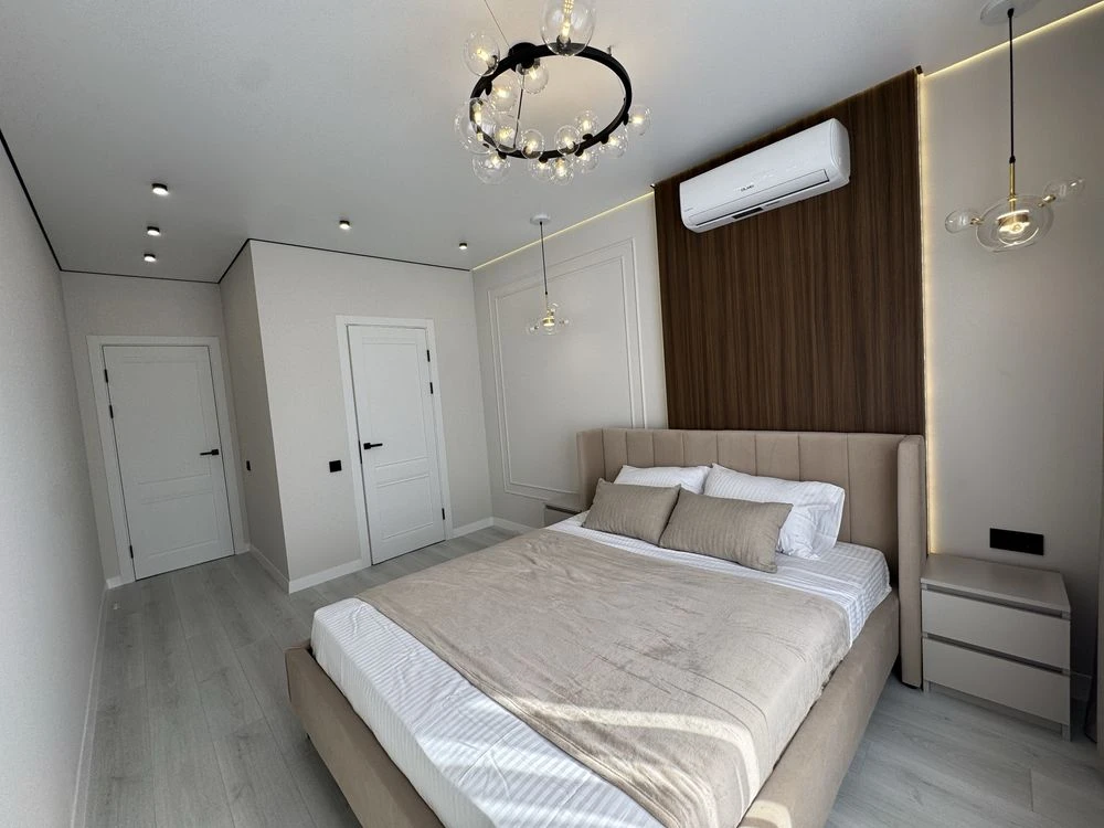 Luxury euro 3-room apartment with custom renovation. Young district