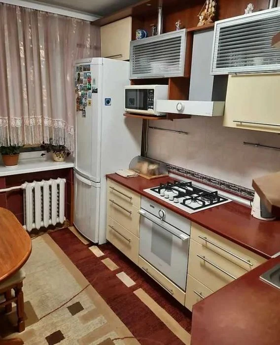 2к квартира з Ремонтом на вул.Зарічанській, Цегла, Середній