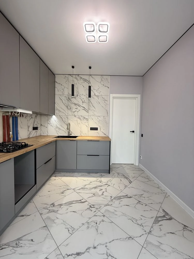 NO COMMISSION 1-bedroom apartment with New Renovation! GAS, heated floors