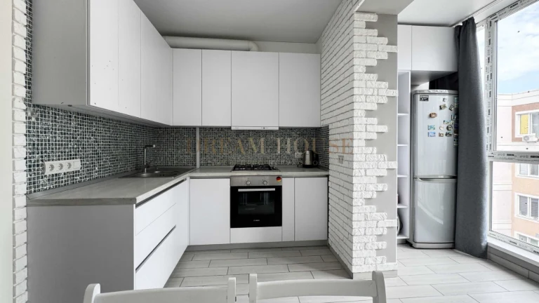 Full 1-bedroom apartment. Gas heating