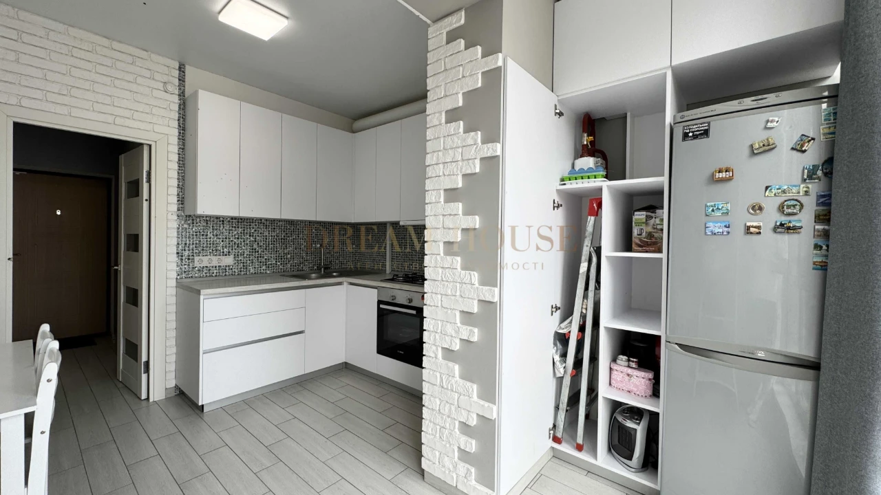 Full 1-bedroom apartment. Gas heating
