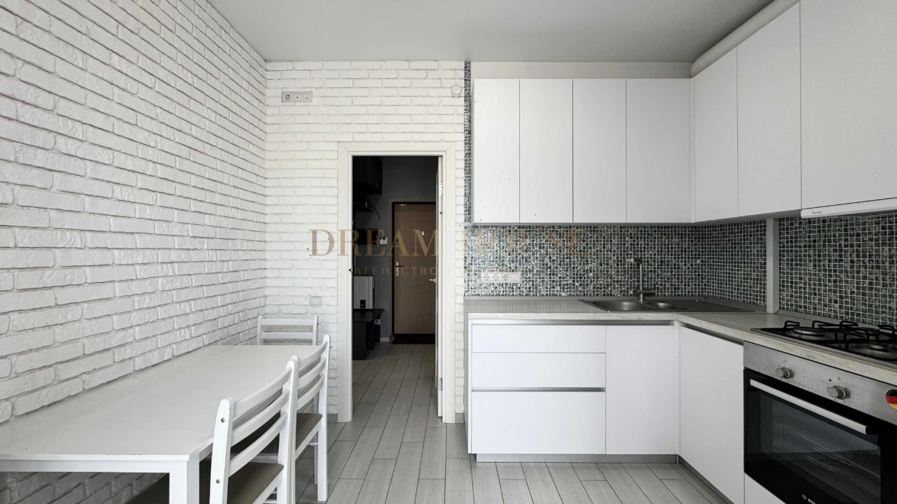 Full 1-bedroom apartment. Gas heating