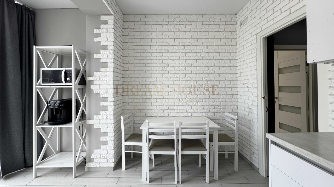 Full 1-bedroom apartment. Gas heating