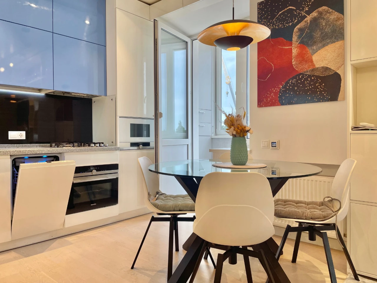 Genuine Euro-trike! Central Park! Large kitchen+balcony.