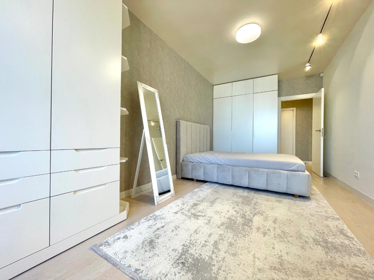 Genuine Euro-trike! Central Park! Large kitchen+balcony.