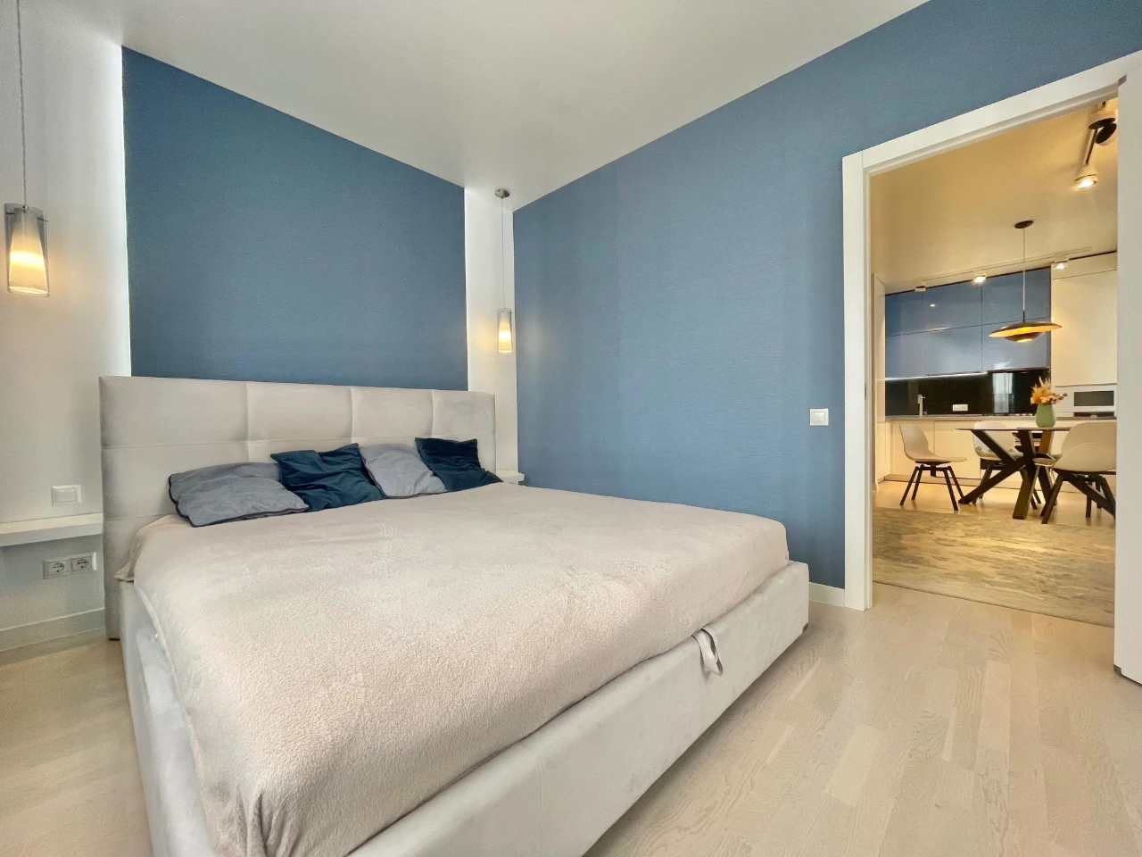 Genuine Euro-trike! Central Park! Large kitchen+balcony.
