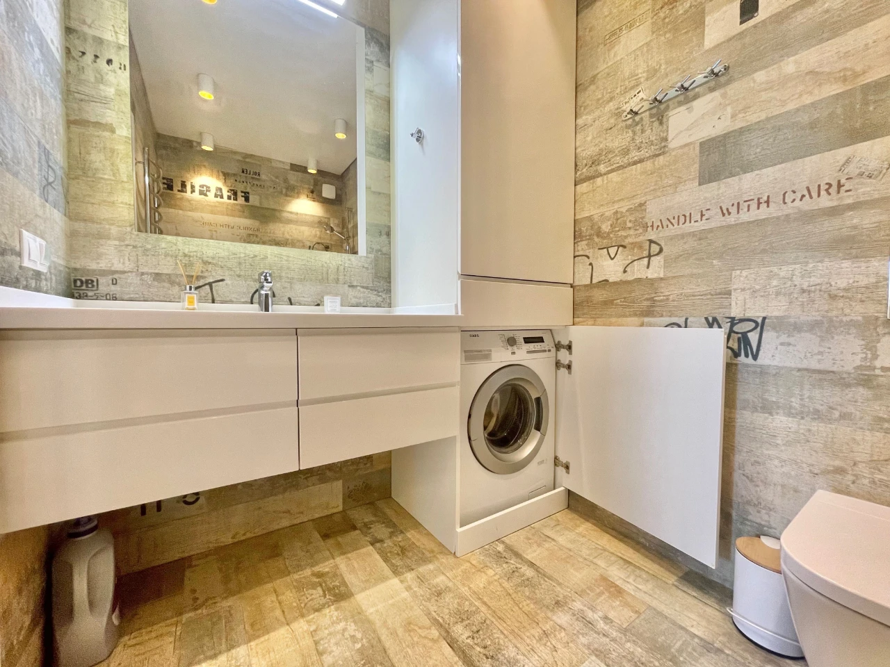 Genuine Euro-trike! Central Park! Large kitchen+balcony.