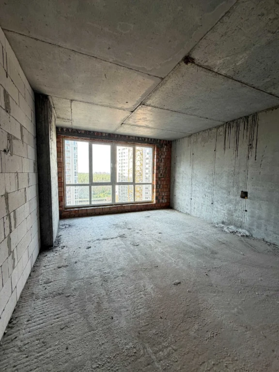 2 room apartment, dual exposure! No commission!