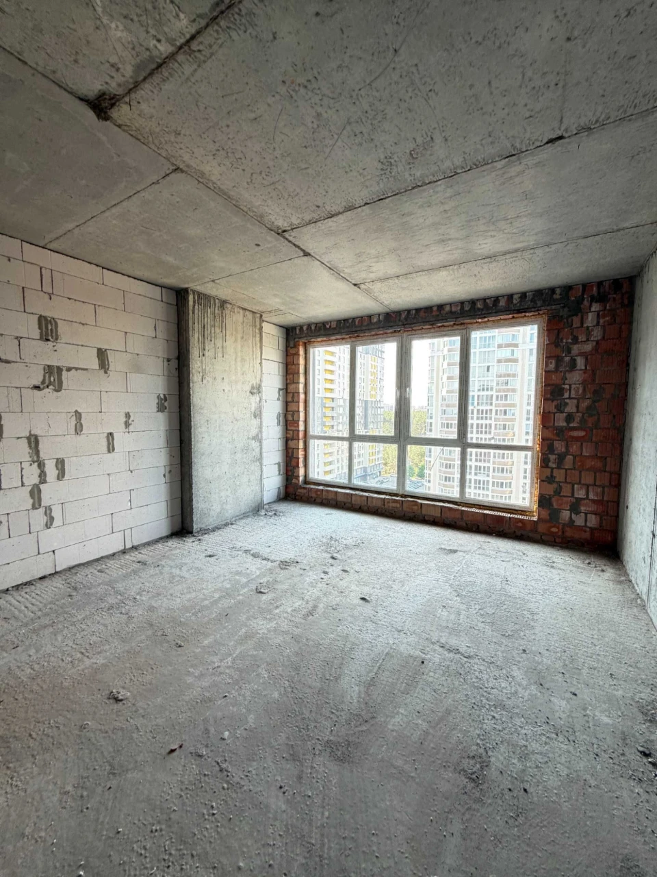 2 room apartment, dual exposure! No commission!