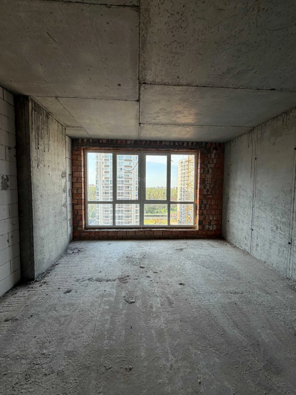 2 room apartment, dual exposure! No commission!