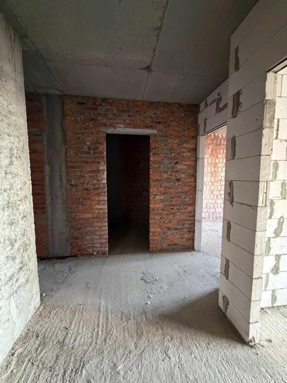 2 room apartment, dual exposure! No commission!