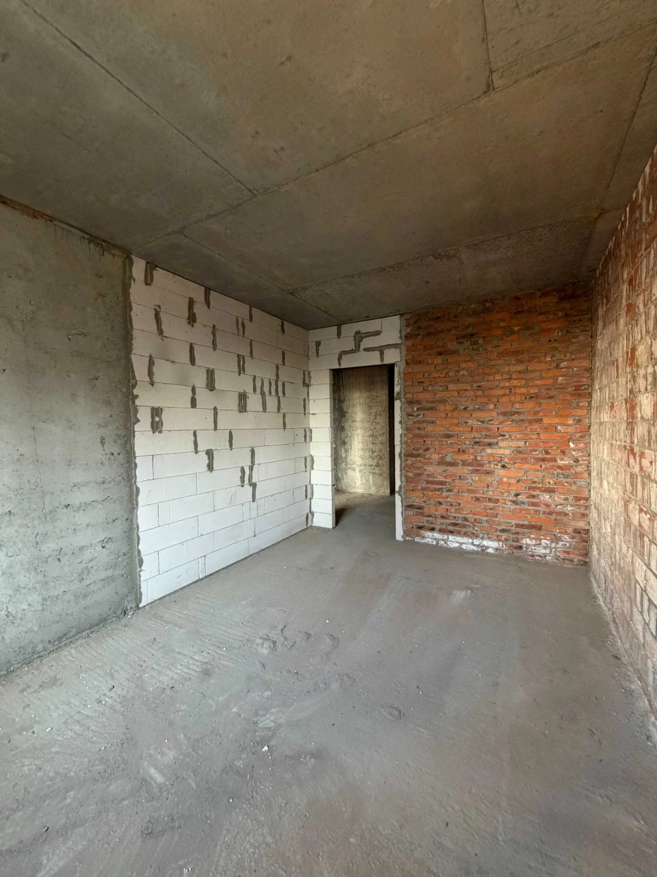 2 room apartment, dual exposure! No commission!
