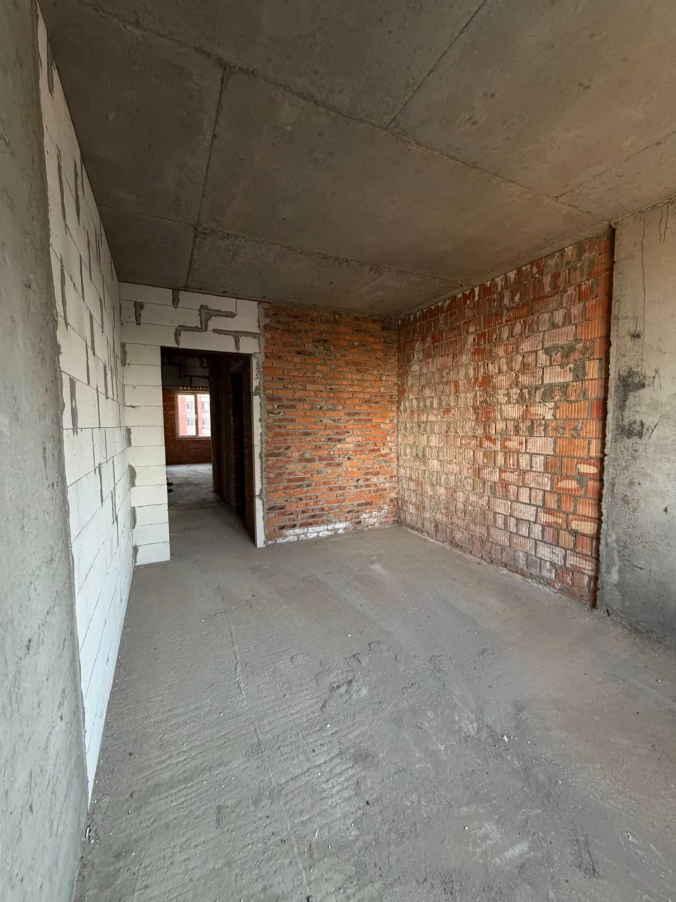 2 room apartment, dual exposure! No commission!