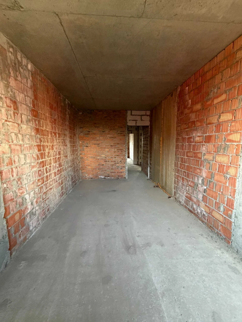 2 room apartment, dual exposure! No commission!