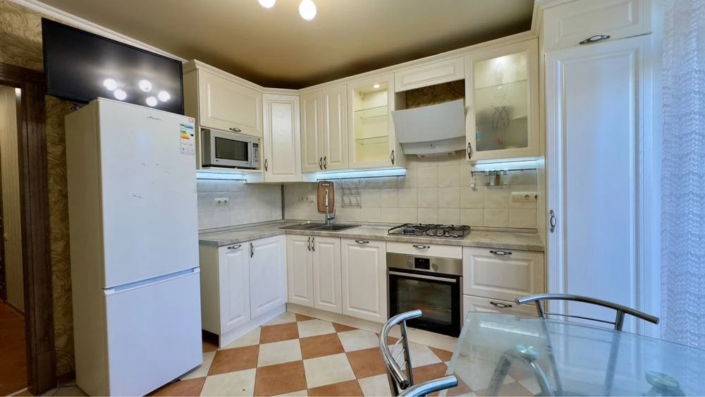 Spacious 2-bedroom apartment on Romodanova Street
