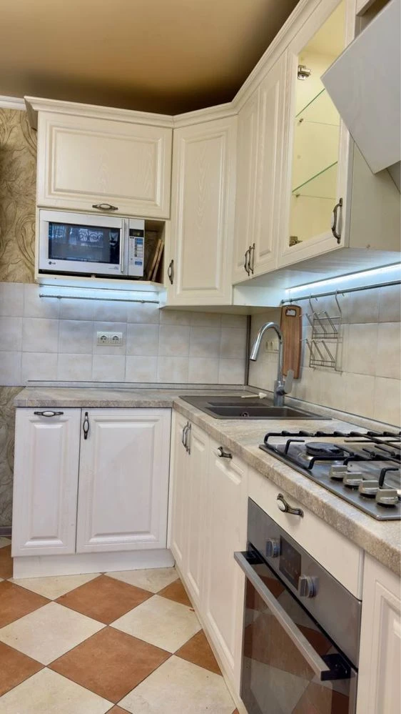 Spacious 2-bedroom apartment on Romodanova Street