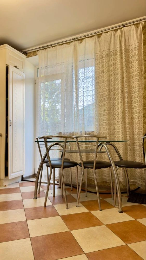 Spacious 2-bedroom apartment on Romodanova Street