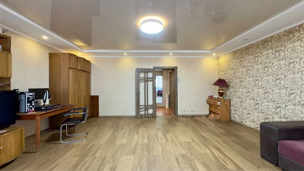 Spacious 2-bedroom apartment on Romodanova Street