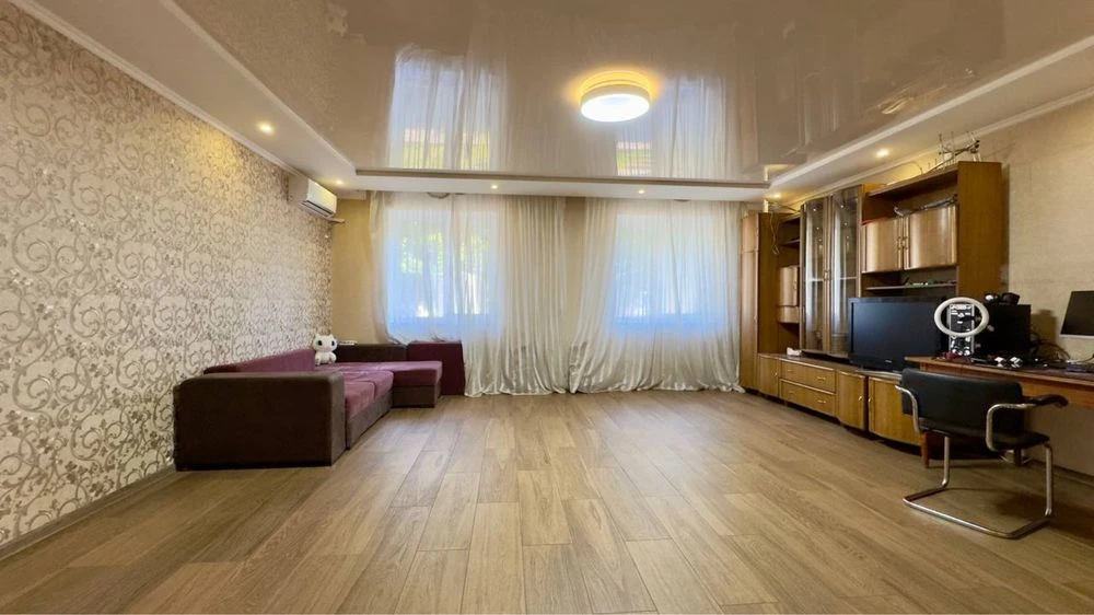 Spacious 2-bedroom apartment on Romodanova Street