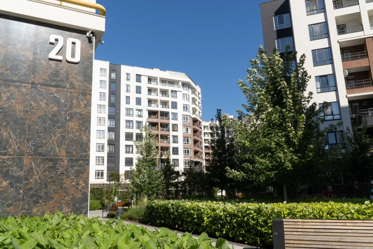 Sale of apartment on Kobylyans'ka Street. House with a courtyard. School/site