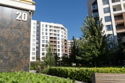 Sale of apartment on Kobylyans'ka Street. House with a courtyard. School/site
