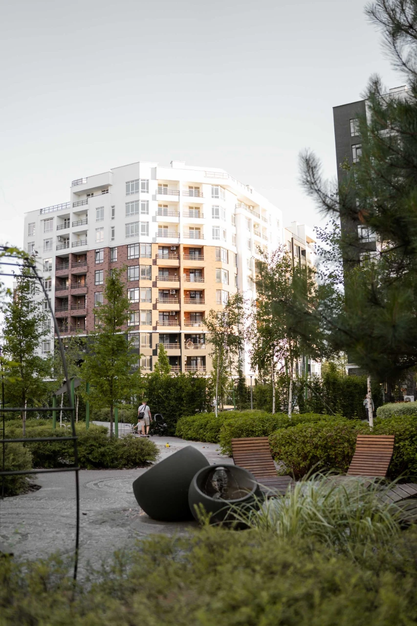 Sale of apartment on Kobylyans'ka Street. House with a courtyard. School/site
